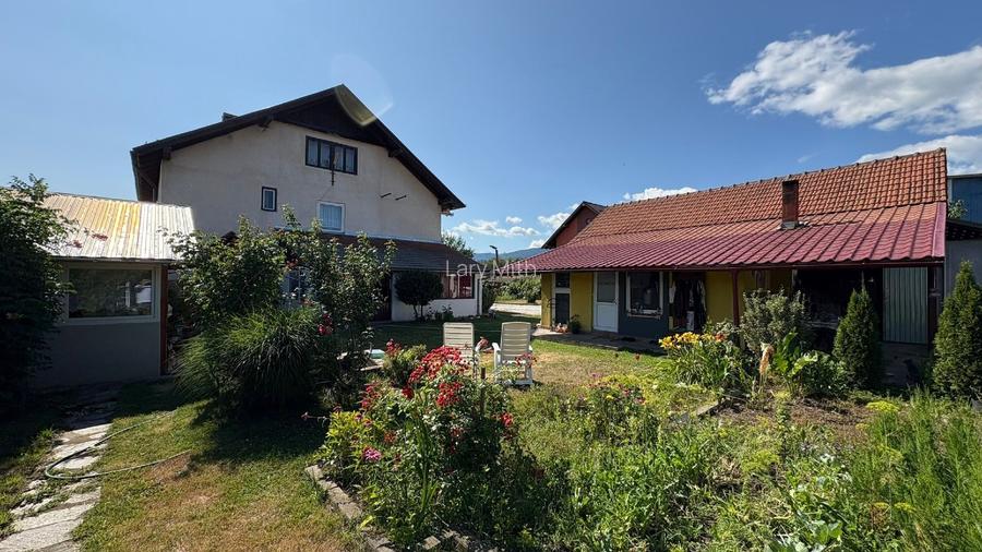 Casă Spațioasă și Domeniu Generos de Vânzare în sat Râu Barbat, comuna Pui, HD - 10