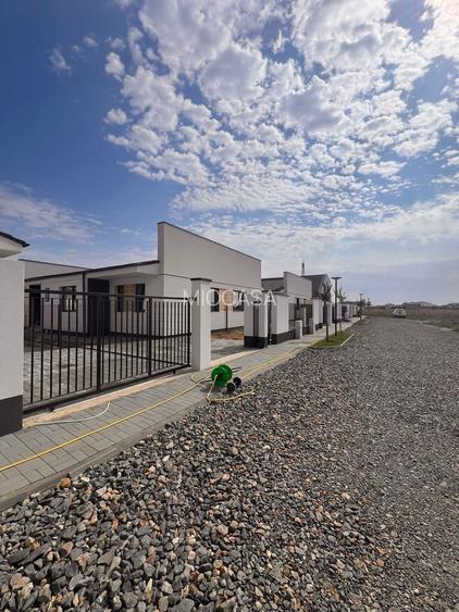 Comision 0%. Duplex pe parter.  Panouri solare.  328 mp teren.  La cheie. - 2