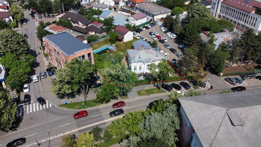 Monument Istoric Teatru langa Liceul Cuza - 2