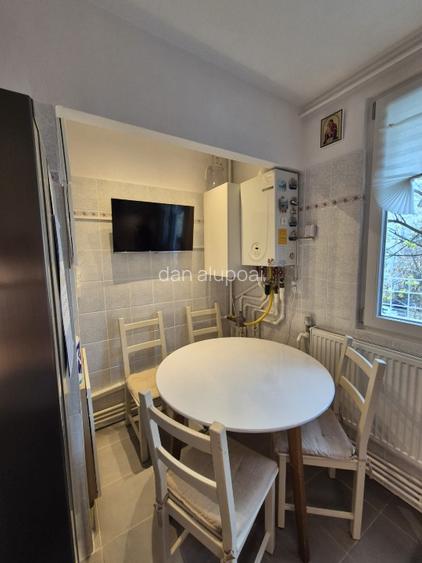 Apartament . decomandat 4 camere, cu  centrala, 2 locuri parcare - 6