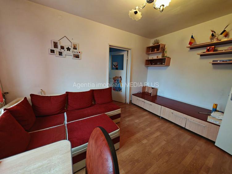 Apartament 2 camere semidecomandat, etaj 3, Micro 19 – zonă Capăt Troleu. - 2