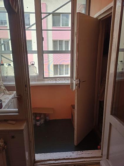 De vânzare apartament cu 2 camere,etaj.3 - 6
