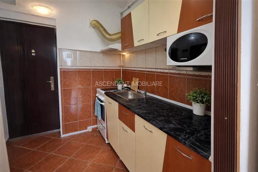 Garsoniera luminoasa cu bucatarie utilata si baie cu cada - 3