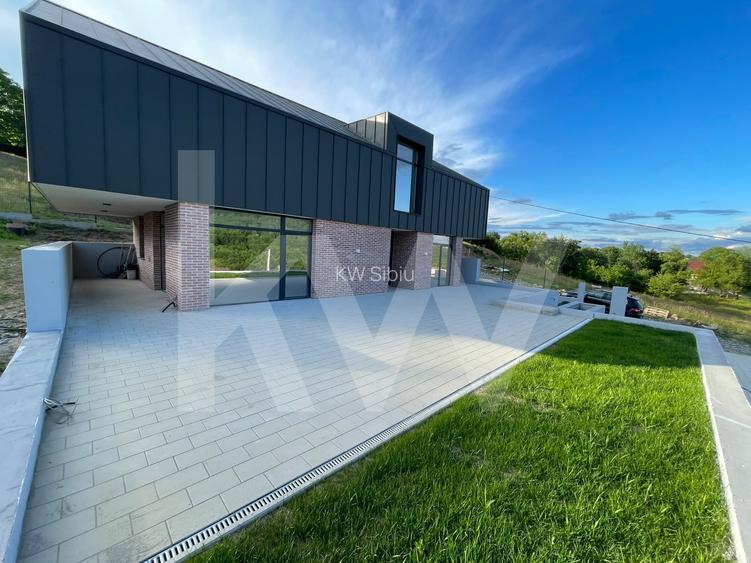 Casă arhitectură modernă cu panoramă spre Munții Făgăraș și Cetatea Cisnădioara - 2