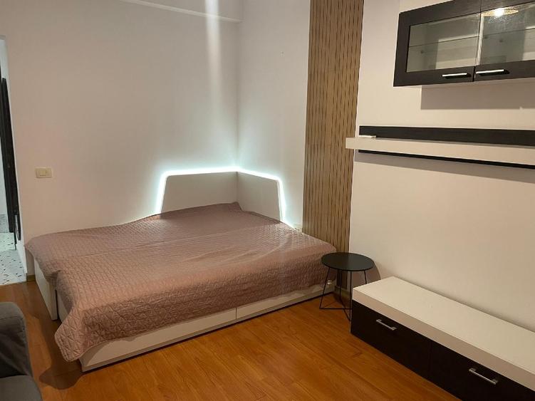Garsoniera mobilata cu spatiu birou si bucatarie inchisa