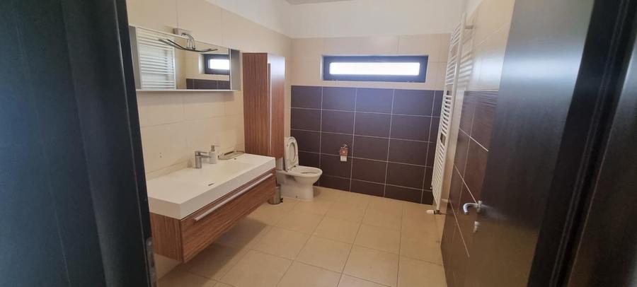Vila cu piscina zona Iancu Nicolae-Pipera 5 camere