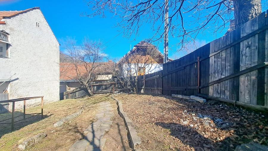CASA CU TEREN GENEROS si acces pe doua fronturi