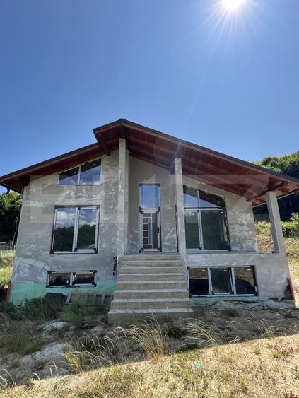 Casă cu panoramă deosebită pe Dealul Jelni – 10 ari de teren, stadiu semifinisat
