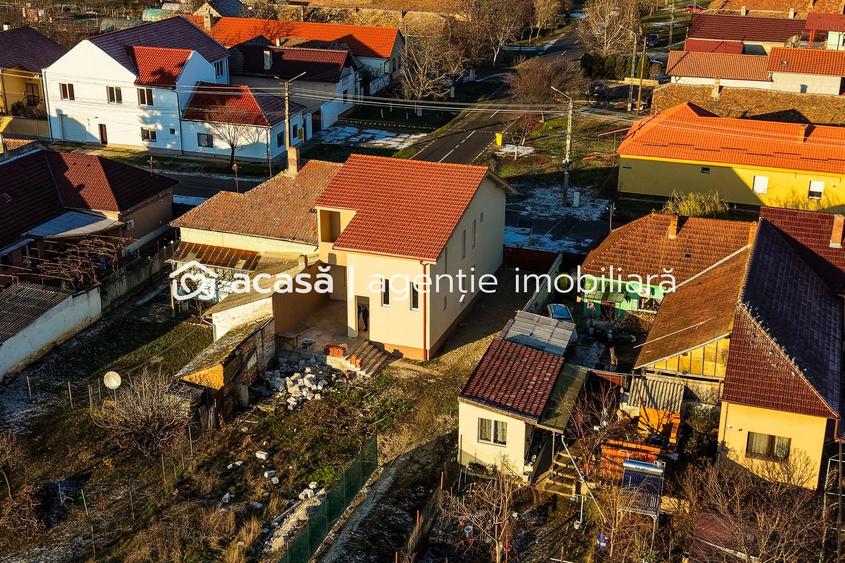 Casă nouă cu etaj semifinalizată, zonă liniștită în Aradul Nou