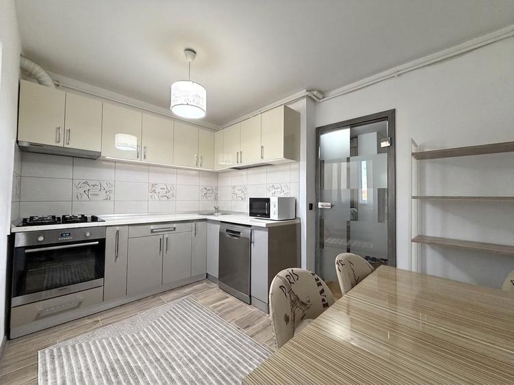 Apartament 3 camere, 2 băi, etaj 4, renovat - Lipovei