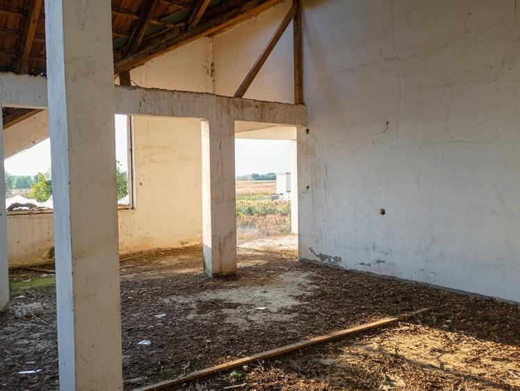 Vilă cu 16 camere și teren generos la Potlogi