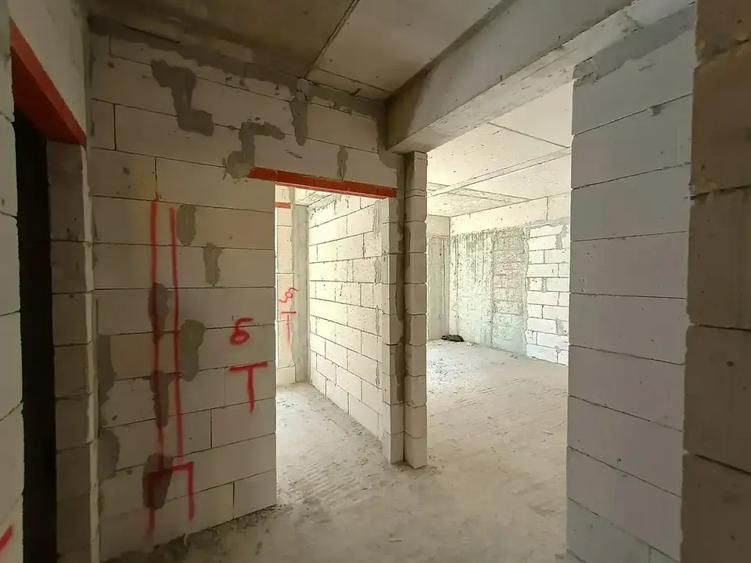 Garsonieră spațioasă cu bucătărie separată și balcon
