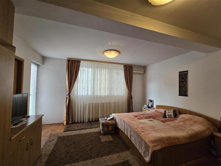 Vila versatila 7 camere + Garaj, Pivnita si Centrala Proprie, zona 1 Mai - Ion M