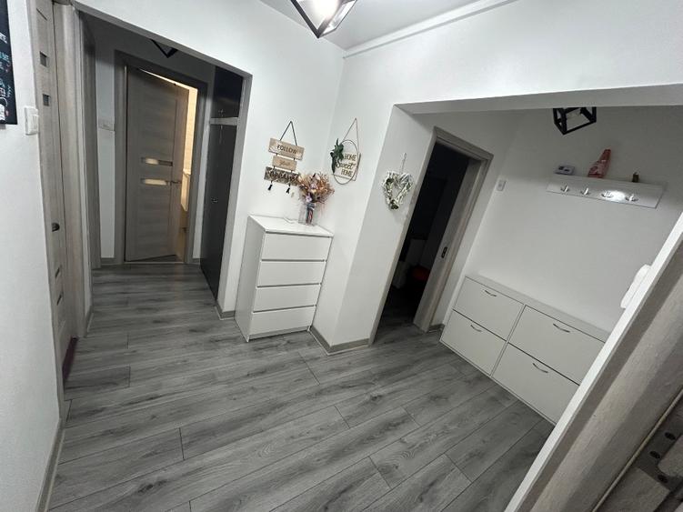 Vând apartament cu 3 camere zona Doraly