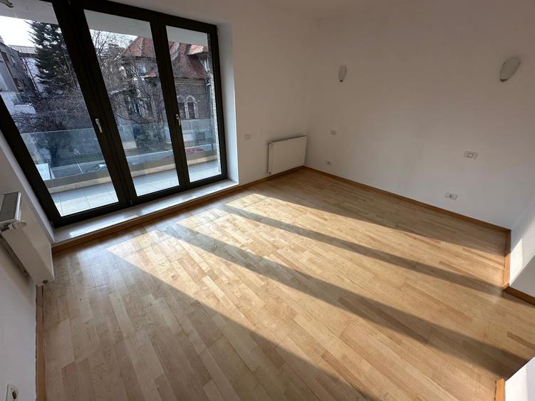 Capitale, imobil 2014, apartament stil duplex, scara interioara, curte proprie