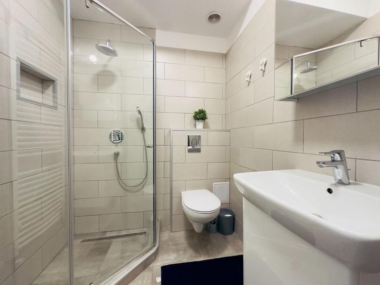 Garsoniera decomandată, complet renovată, etaj 1, langa Judetean