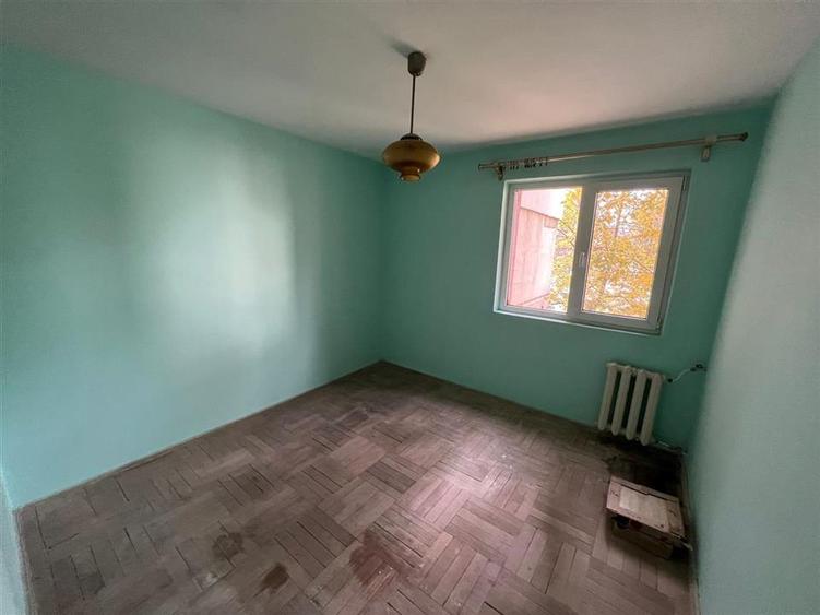 Apartament 4 camere, etaj 1/4, zona Mausoleul Eroilor - Sud