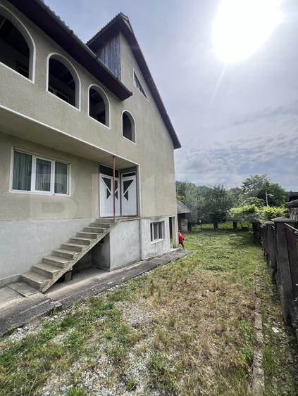 Casa pe 3 nivele si 13 arii teren