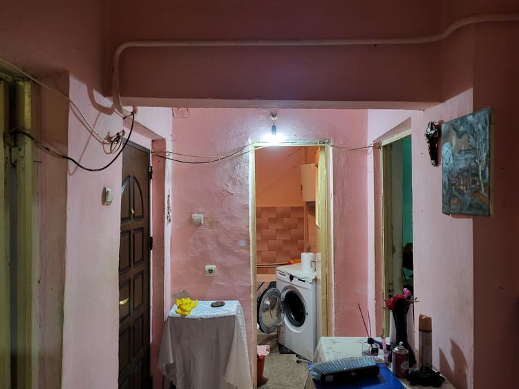 Apartament 3 camere, parter, cu balcon. Necesita renovare completa.