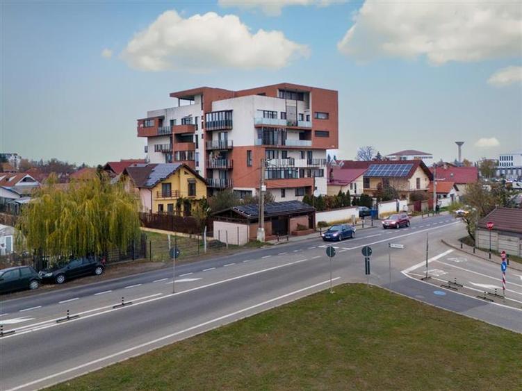 Vanzare apartament 3 camere Ghimbav,, bloc 2010, parcare subterana