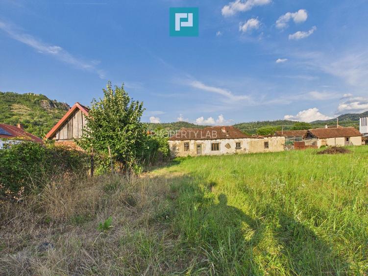 Casă în centrul localității Dezna, județul Arad - 2