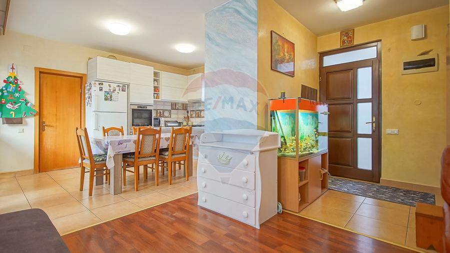 Casă / Vilă cu 4 camere de vânzare în zona Tractorul