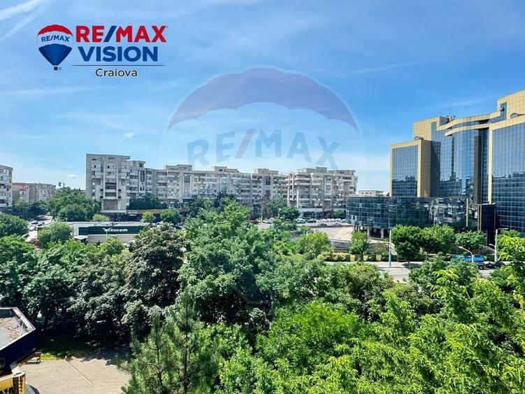 Apartament cu 4 camere de vânzare în zona Central