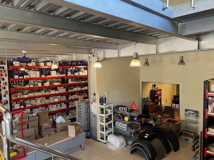 Hale si spatiu showroom ,depozitare si productie 2176 mp.Militari - Iuliu Maniu