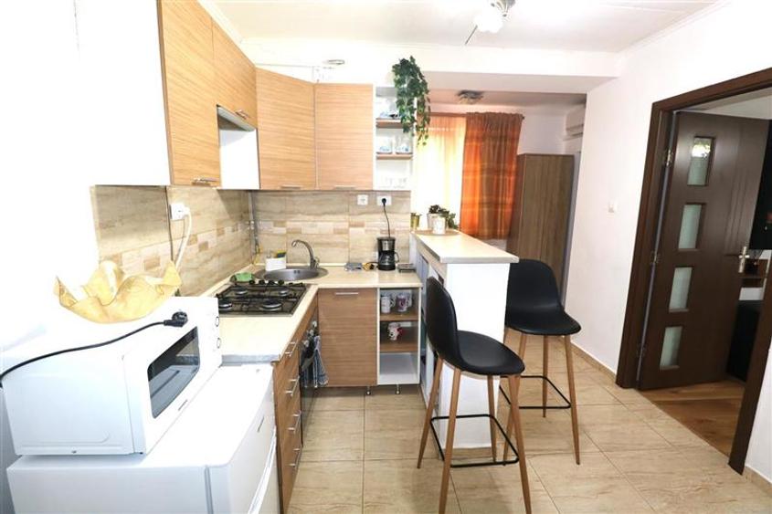 Casa , 2 camere , curte proprie ,  zona Brancoveanu