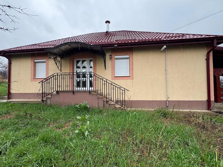 Casa de vanzare la 2 km de Primaria Tomesti