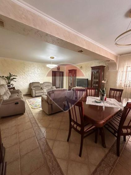 Casă / Vilă cu 8 camere de vânzare în Suceava