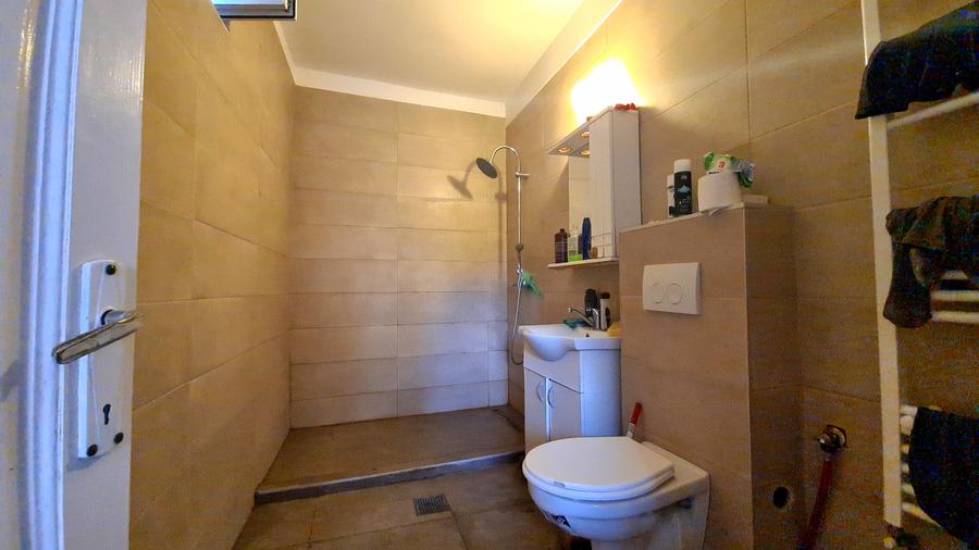 DOUA CASE DE VANZARE - ZONA RACADAU - SINGUR IN CURTE