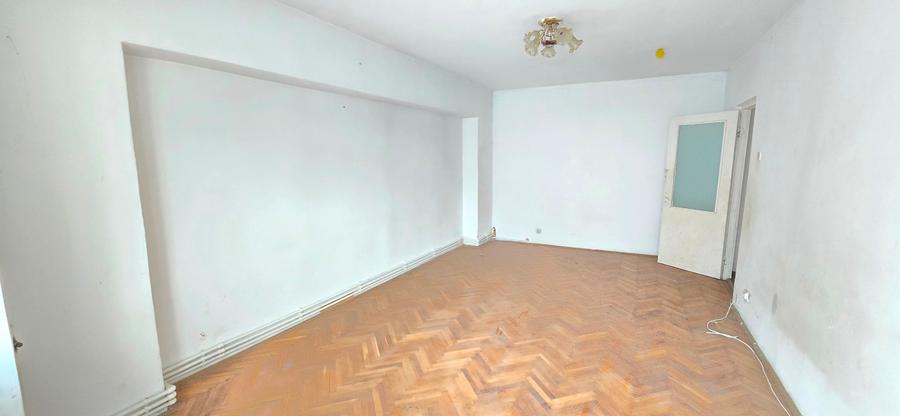 Apartament 3 camere decomandat, 2 bai, balcon inchis, centrala, etaj 1