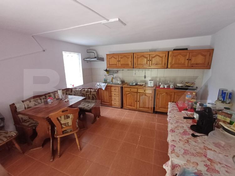 Casa plan parter plus etaj cu 6 camere, 250 mp si 2400 mp teren, zona Pestisani
