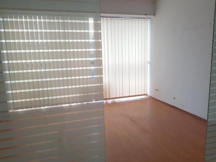 Cladire de birouri si spatii comerciale P+4E, stradal la DN1