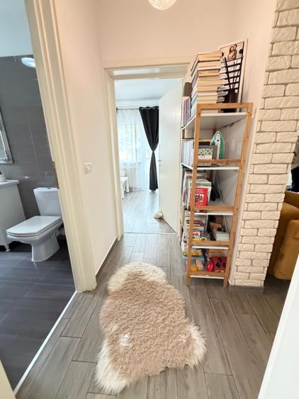 Vând apartament cu trei camere Aradului