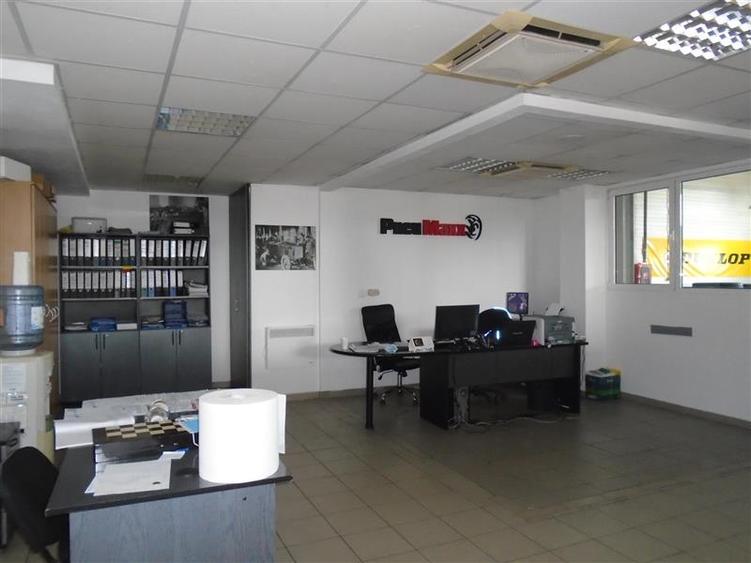 Hala in apropiere de aeroport si autostrada