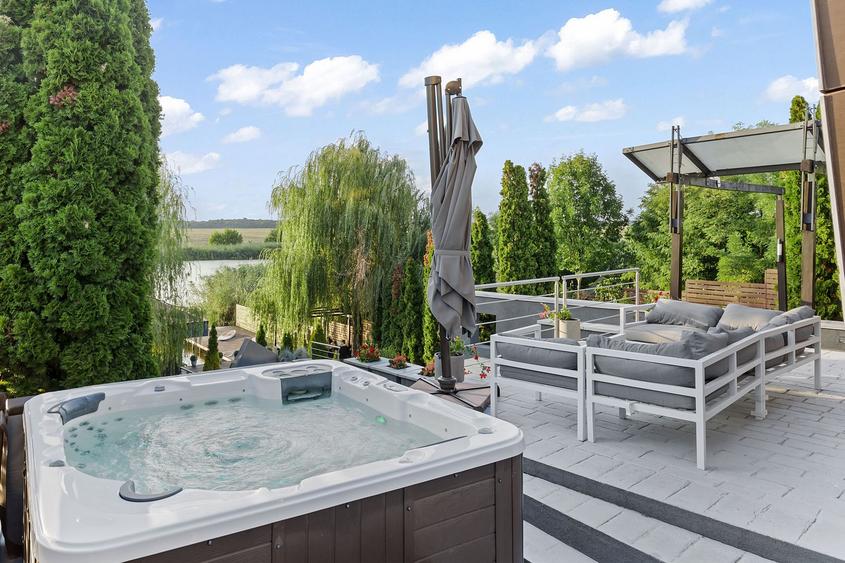 Vila Exclusivistă cu Deschidere la Lac, Piscină și Garaj pentru Barcă în Snagov
