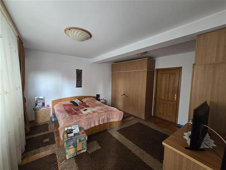 Vila versatila 7 camere + Garaj, Pivnita si Centrala Proprie, zona 1 Mai - Ion M