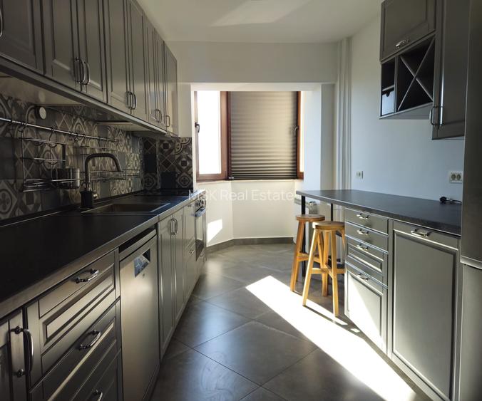 3  camere  /prima inchiriere/13  Septembrie/vis  a vis  de  Catedrala - 4