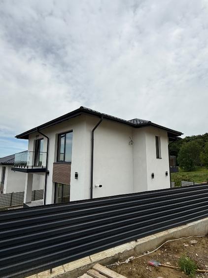 Casa individuala de vanzare - 4 camere, 2 bai, dressing, 2 balcoane, 2 terase