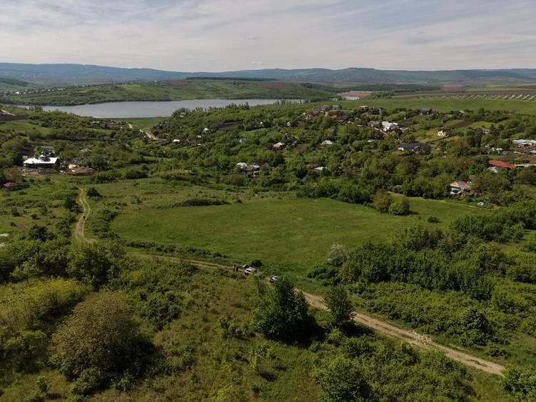 Teren compact intravilan 8000 mp vedere spre Lac, utilități