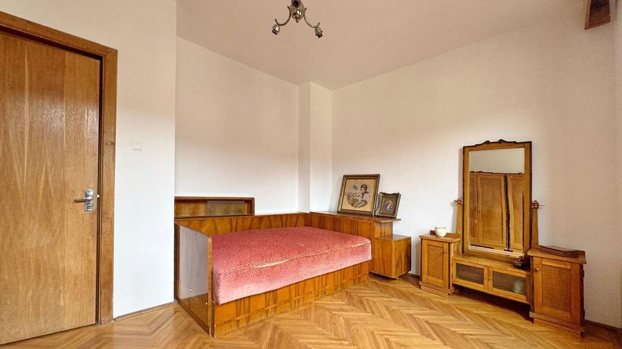 VILA  SPATIOASA IN CENTRUL VECHI