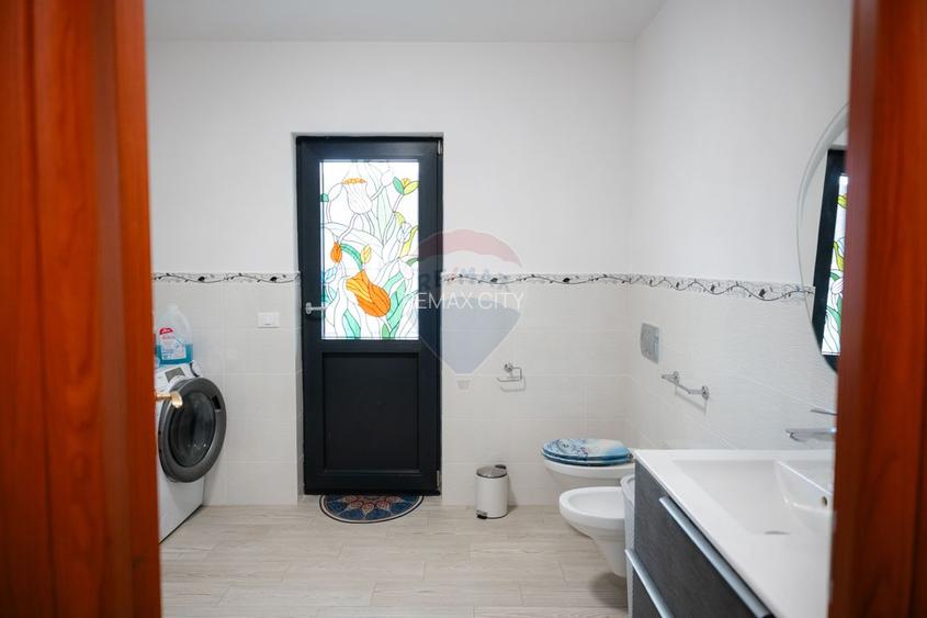 Casă / Vilă cu 5 camere de vânzare - 35