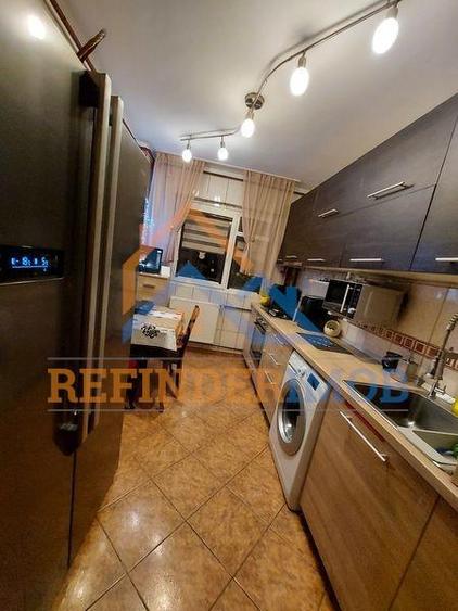 Apartament de vanzare cu 3 camere, 2 gr sanitare - zona 13 Septembrie