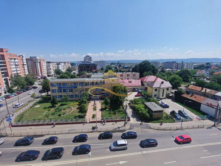 Vând apartament cu 3 camere decomandate in centrul orașului Bacau - 2