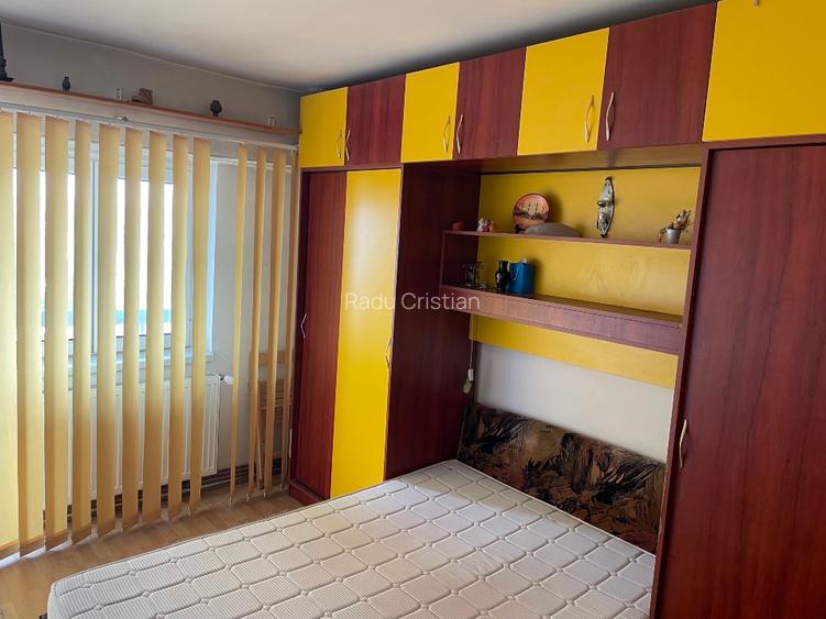 Vând apartament 4 camere initial,transformat in 3 camere cu living marit,84 mp u - 5