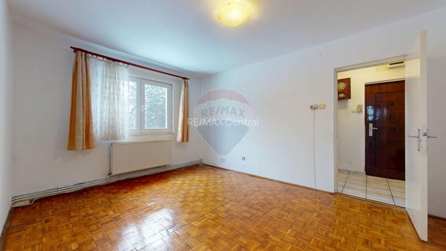 De vânzare: 2 camere, baie cu geam, etaj 2 - 3