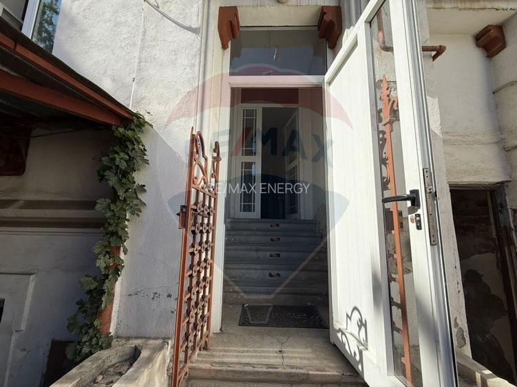 DE ÎNCHIRIAT: Casă/Vilă spațioasă  8 camere  Zona Gara de Nord - 2