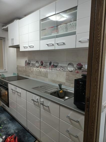 Lipovei |  3 camere | 2 bai | Decomandat | Etaj intermediar - 10